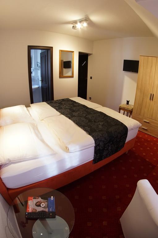 Hotel Zur Post Bernkastel-Kues Szoba fotó