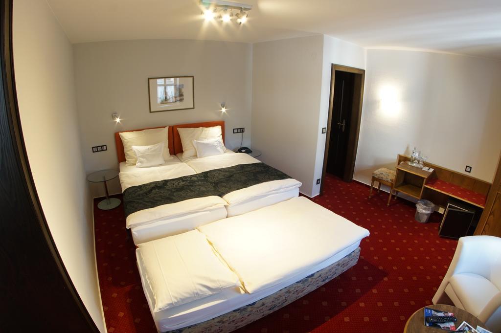 Hotel Zur Post Bernkastel-Kues Szoba fotó